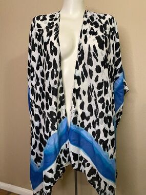 Vince Camuto Black & White Animal Print Kimono coverup with Blue Trim OS 💙